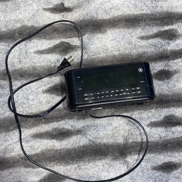 Alarm clock/radio - Picture 1 of 5